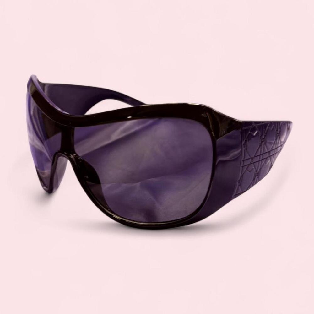 Y2K Black oversized shield sunglasses with smoky tinted lenses diva mcbling